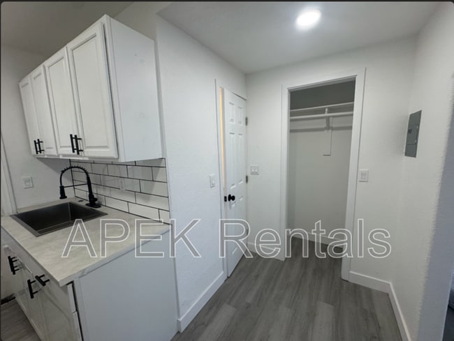 Building Photo - 2231 N Palm Canyon Dr