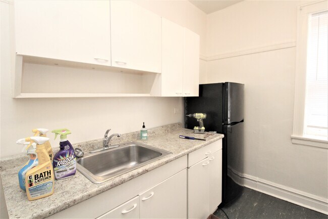 Building Photo - 641 W Patterson Ave