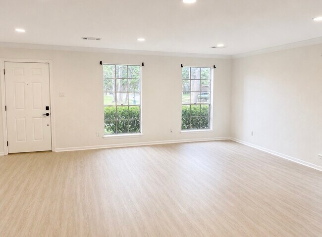 Foto del edificio - 14401 Misty Meadow Ln