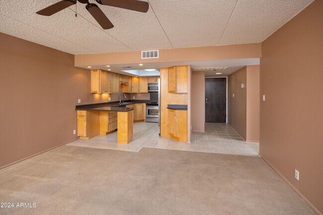 Foto del edificio - 7830 E Camelback Rd