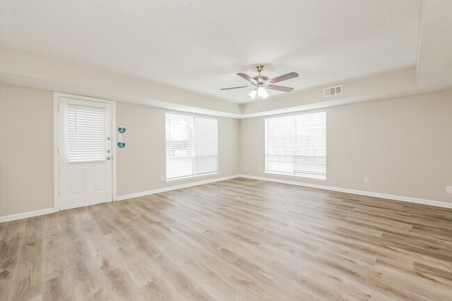 Foto del edificio - 4911 Larksong Ln