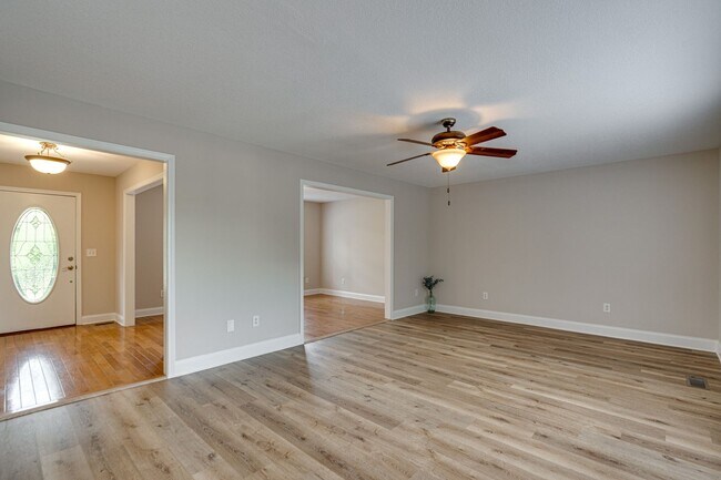Building Photo - 3BR 2BA
