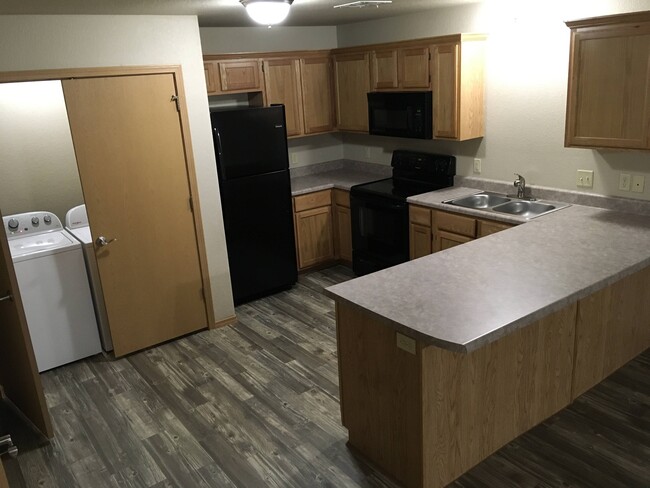 Kitchen with cabinets and appliances. - Pines at Southridge