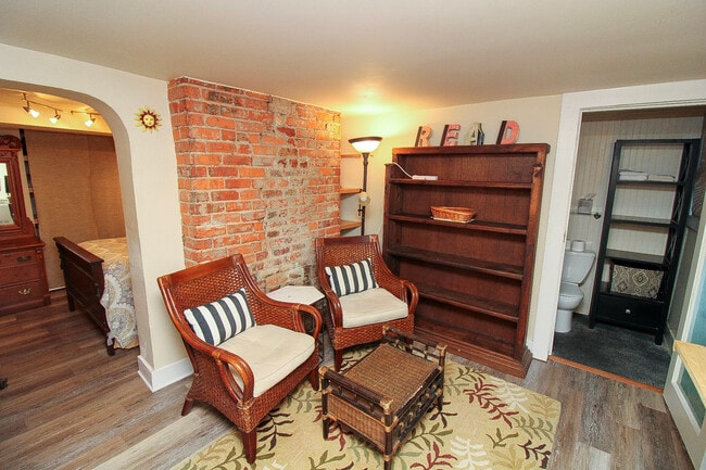 Building Photo - 147 E Chestnut St