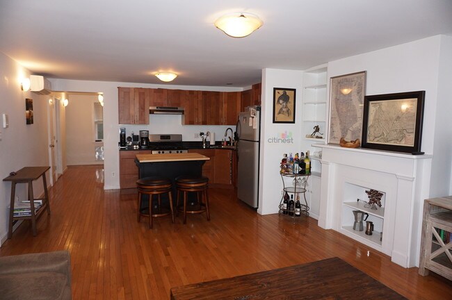 Building Photo - 483 Henry St