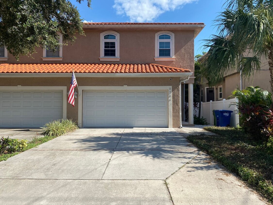 Foto principal - Large 3 Bed 2.5 Bath 2 Car GarageTownhouse...