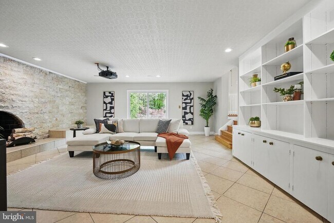 Building Photo - 8121 Briar Creek Dr