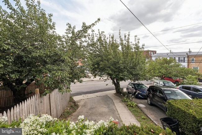 Building Photo - Great Townhouse w/ 2 Bedrooms, 1.5 Baths, ...