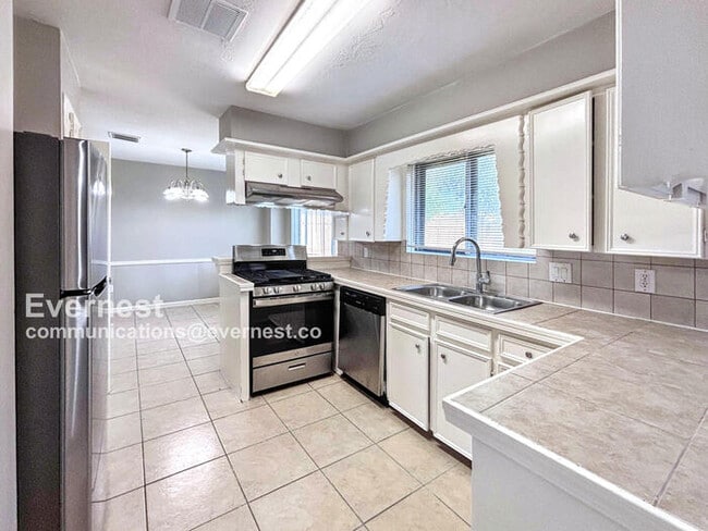 Foto del edificio - 14419 Roundstone Ln