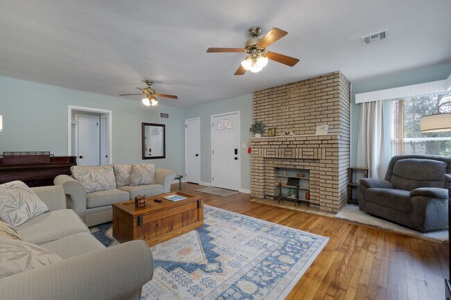 Foto del edificio - Furnished 3 Bed 2 Bath Home Near NAS Pensacola