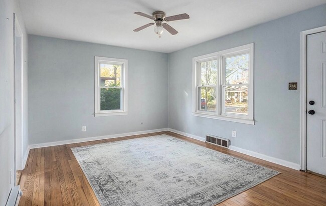 Living Room View #1 - 1544 Pear St