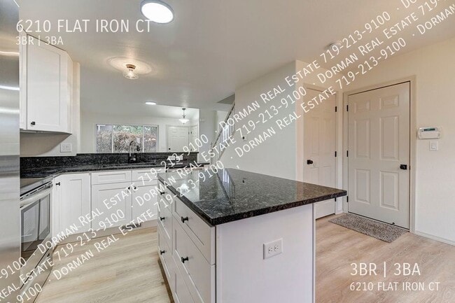 Building Photo - Stetson Hill SF with modern kitchen