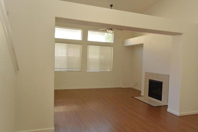 Building Photo - 3204 N Kayenta St