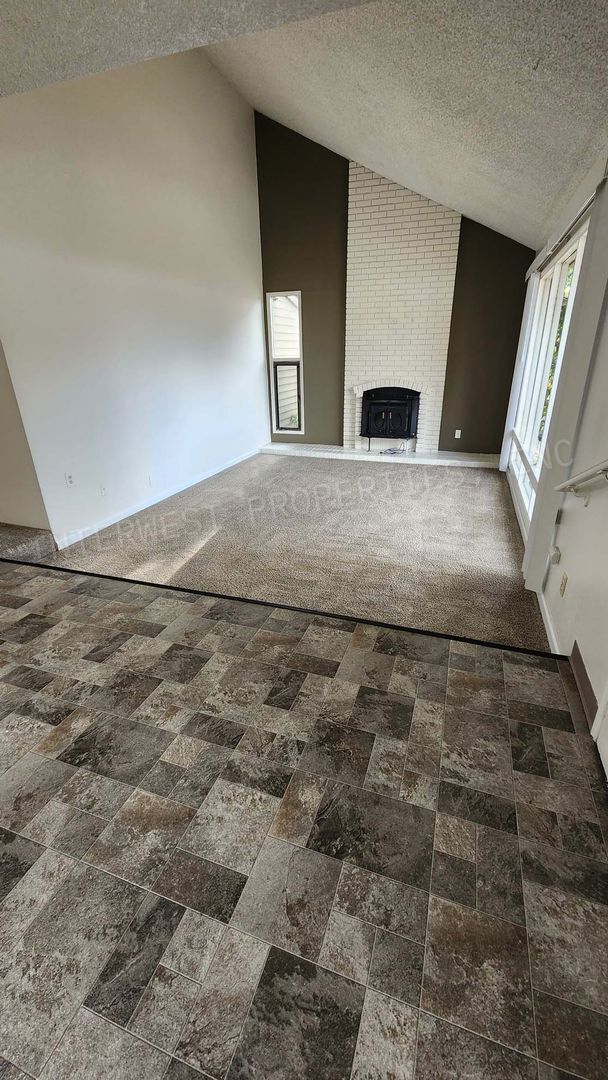 Foto del edificio - *1/2 OFF 1ST MONTH'S RENT PROMO* 3 BR Townhome- Wonderful Privacy Deck in Beaverton with 1 Car Ga...