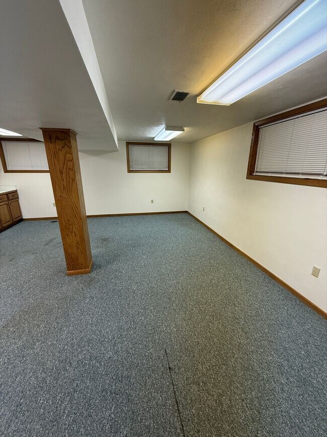 Foto del edificio - FOR RENT! Spacious 3-Bedroom Home with Garage & Large Yard – Davenport, IA