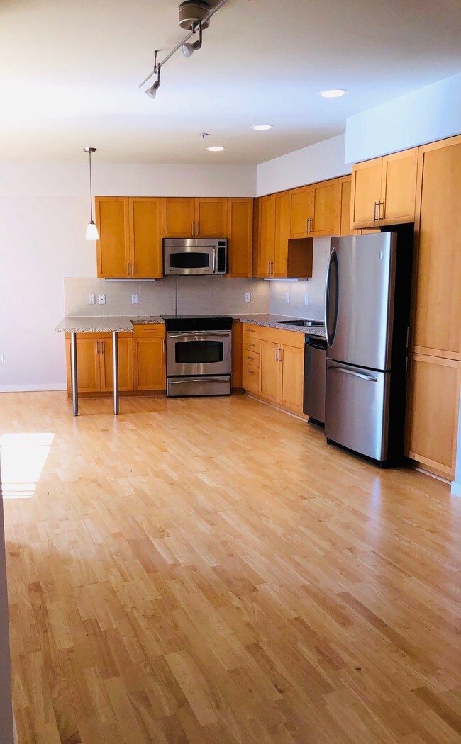 Upgraded kitchen - 170 Harbor Square Loop NE