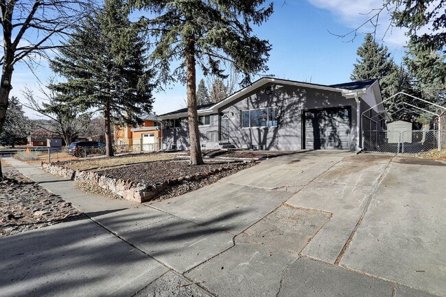 Building Photo - 817 Westmoor Dr