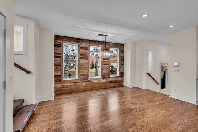 Building Photo - 921 Hillview Heights