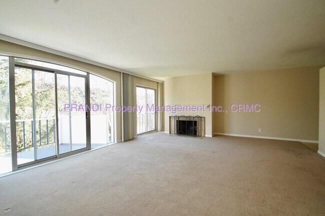 Building Photo - Luxurious 2 Bed/2 Bath Condo with Fireplac...