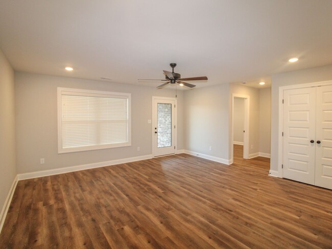 Foto del edificio - New 4 BR Corner Unit Townhome at Lucas Fer...