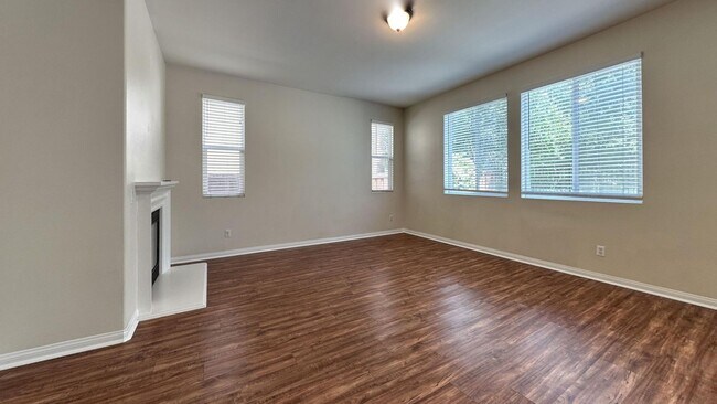 Foto del edificio - PRICE REDUCTION!! Charming 3 Bedroom 2.5 B...