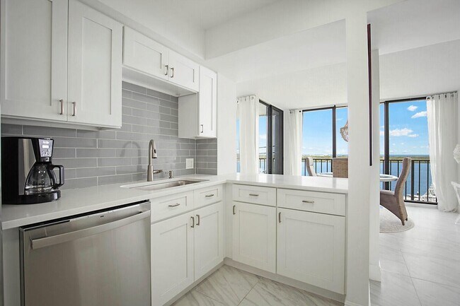 Building Photo - 124 Lakeshore Dr