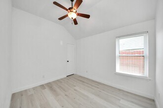 Building Photo - 10850 White Oak Point Ct