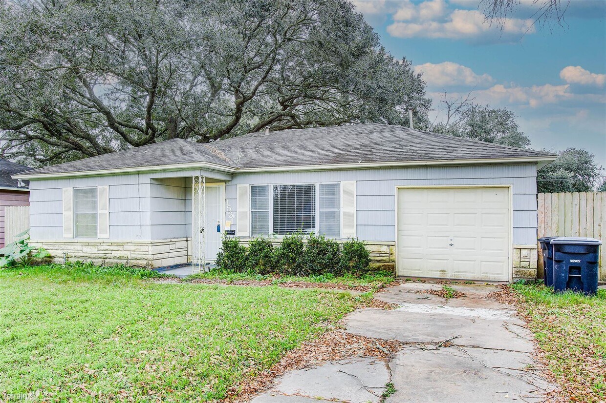 2 br, 1.5 bath House 1521 W Blum St House Rental in Alvin, TX