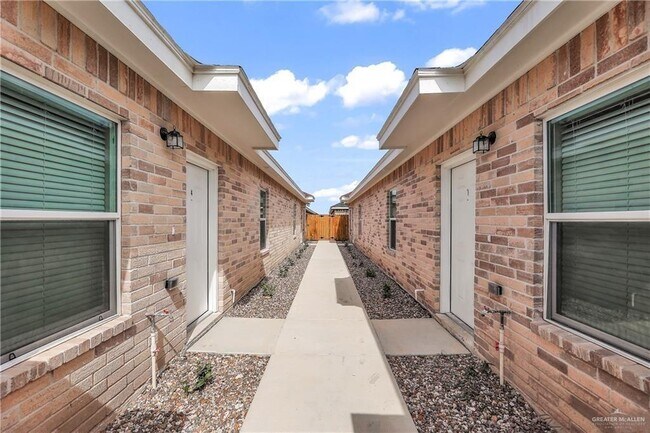 Building Photo - 1008 W Mahala Ave