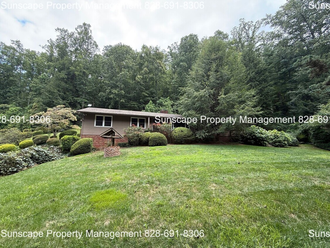 Foto principal - Spacious home in Fairview NC