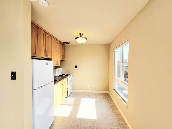 Building Photo - Woodlake Studio