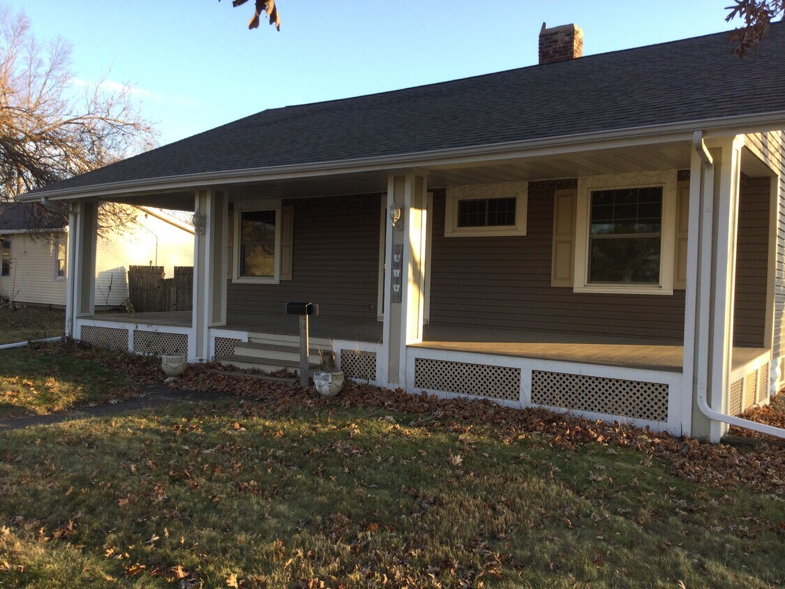 Huge front porch - 519 33rd St NE