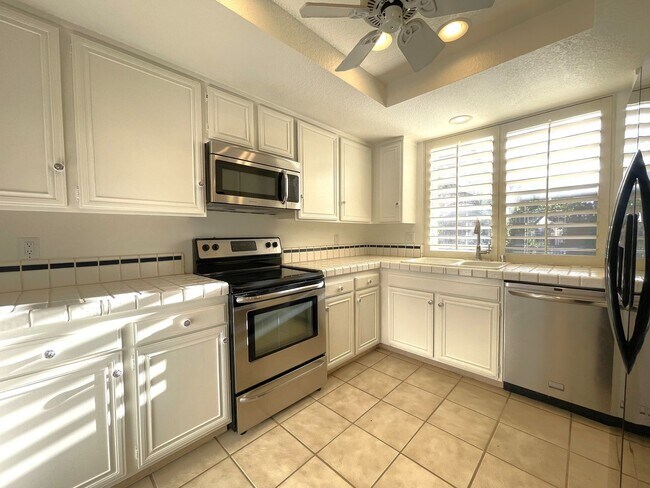 Foto del edificio - COMING SOON!  3 Bedroom 2 Bathroom Condo in Sunrise Country Club