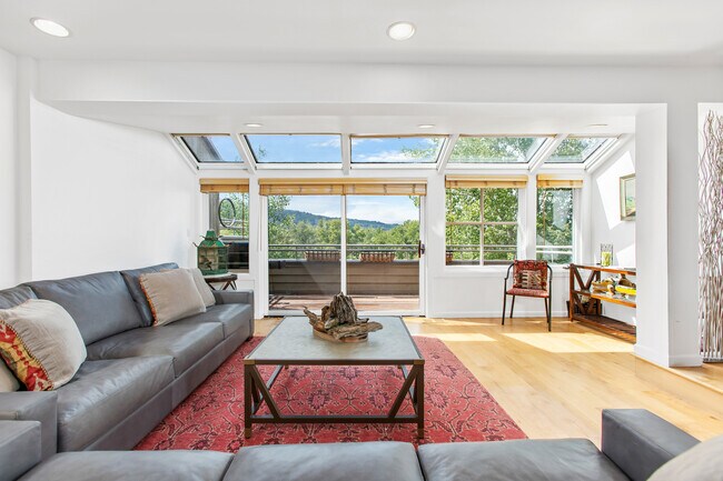 Foto del edificio - 100 N 8th St