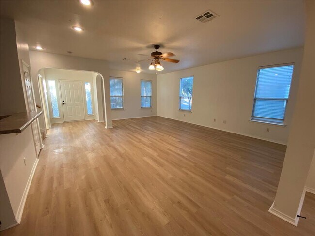 Foto del edificio - 105 Crockett Rd