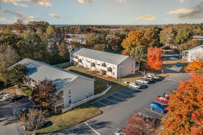 Building Photo - Oakwood Apartments