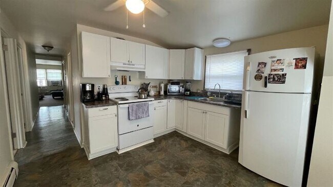Building Photo - 728 Avenue A