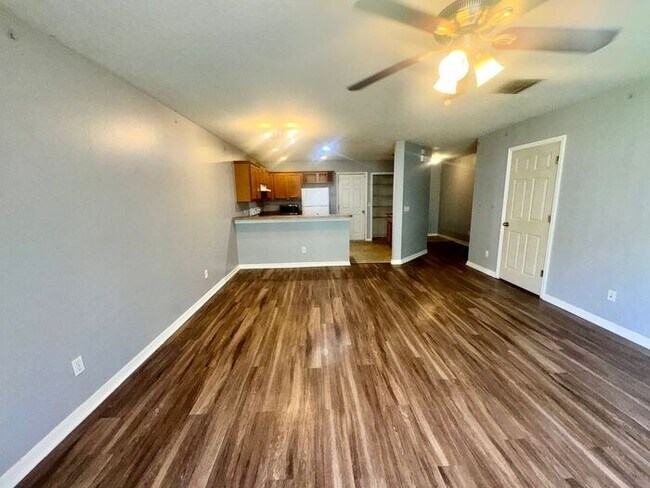 Foto del edificio - 3 bedroom 2.5 bath Oakcrest Townhome with Laminate and Tile flooring Throughout, and a 1 Car Garage!