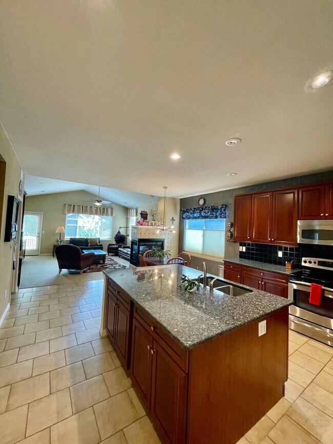 Building Photo - Charming 2 Bed/2 Bath with study!