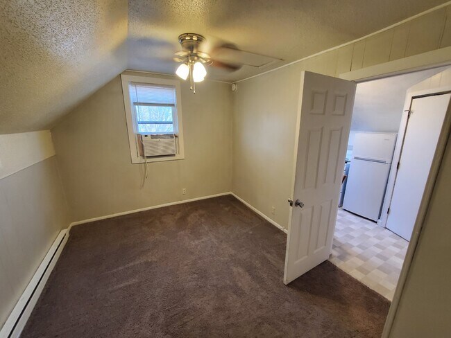 Foto del edificio - 1BR 1BA Upper Level Unit - Tri-plex Proper...