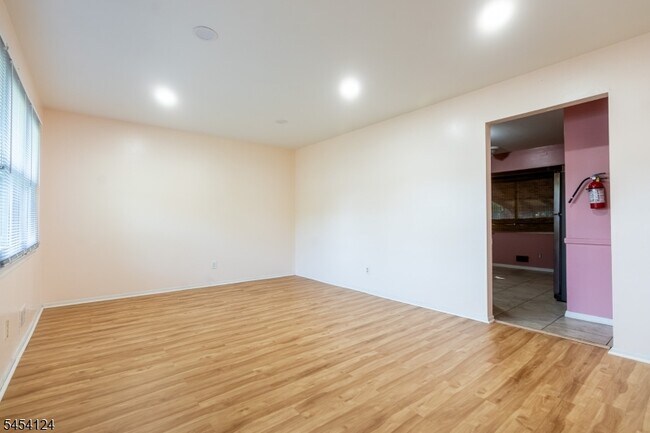 Foto del edificio - 640 Warfield Rd