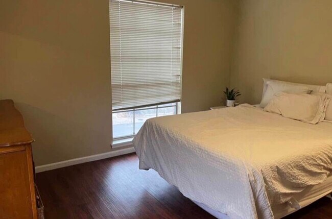 Foto del edificio - 4732 Belleview Ave