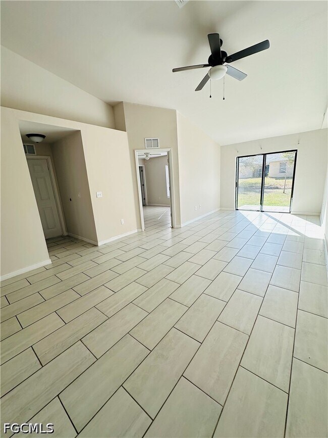 Foto del edificio - 217 Cape Coral Pkwy W