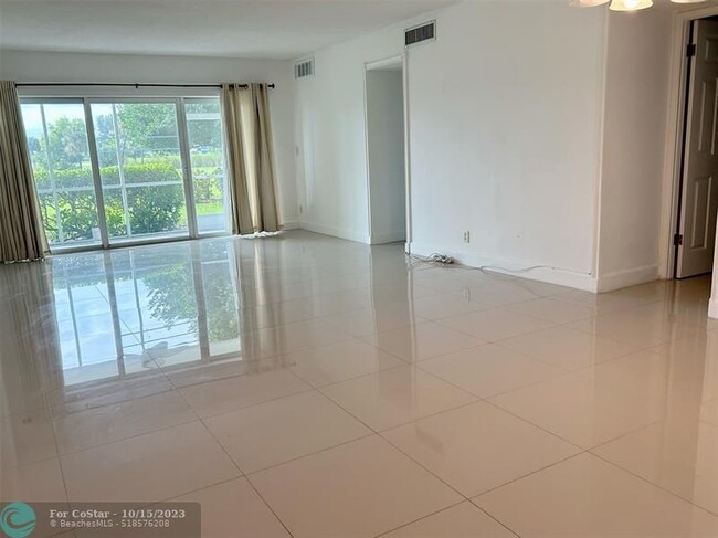 Building Photo - 2950 N Palm Aire Dr