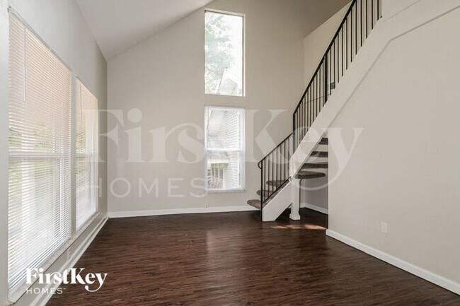 Foto del edificio - 455 Down Hill Dr