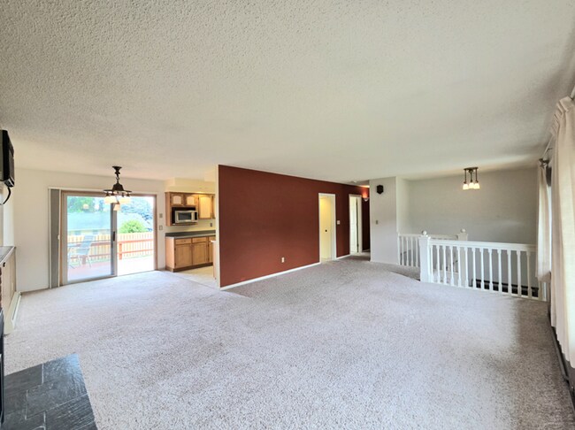 Foto del edificio - Over Sized 3-Bed, 2.5-Bath SFH w/ 2-Car Garage, & Fenced Backyard!
