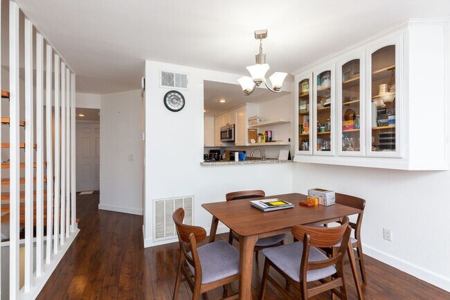 Foto del edificio - 3 Bedroom Townhome in the Gated College Park Community of San Diego