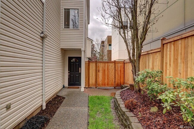 Foto del edificio - Updated Town Home in heart of Ballard just...