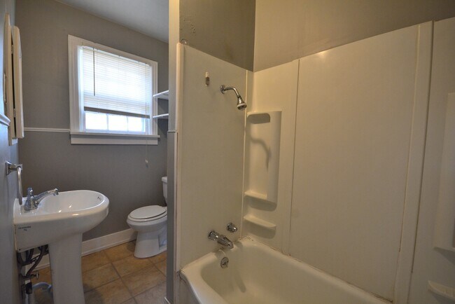 Foto del edificio - 2 Bedroom 1 Bathroom House with a Fenced-in Yard!