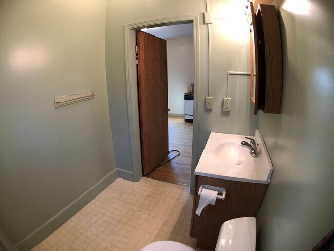1/2 baño - 217 E King St